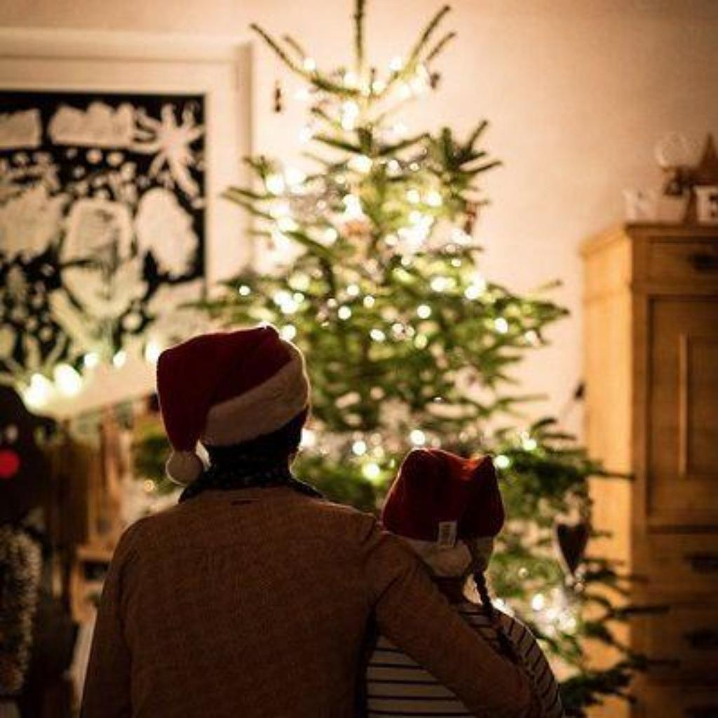 https://pixabay.com/de/photos/weihnachten-feiern-familie-5733600/